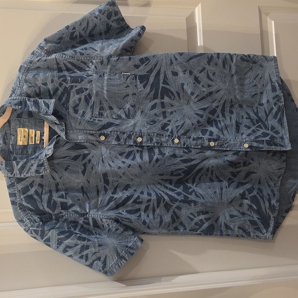 QUICKSILVER Modern Fit Men's Tropical‎ Short Sleeve Button-up Shirt Size Medium - Picture 1 of 5